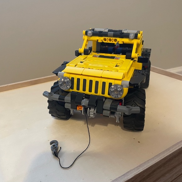 Lego TECHNIC Yellow Off-Road Jeep Fully Assembled - Picture 3 of 6